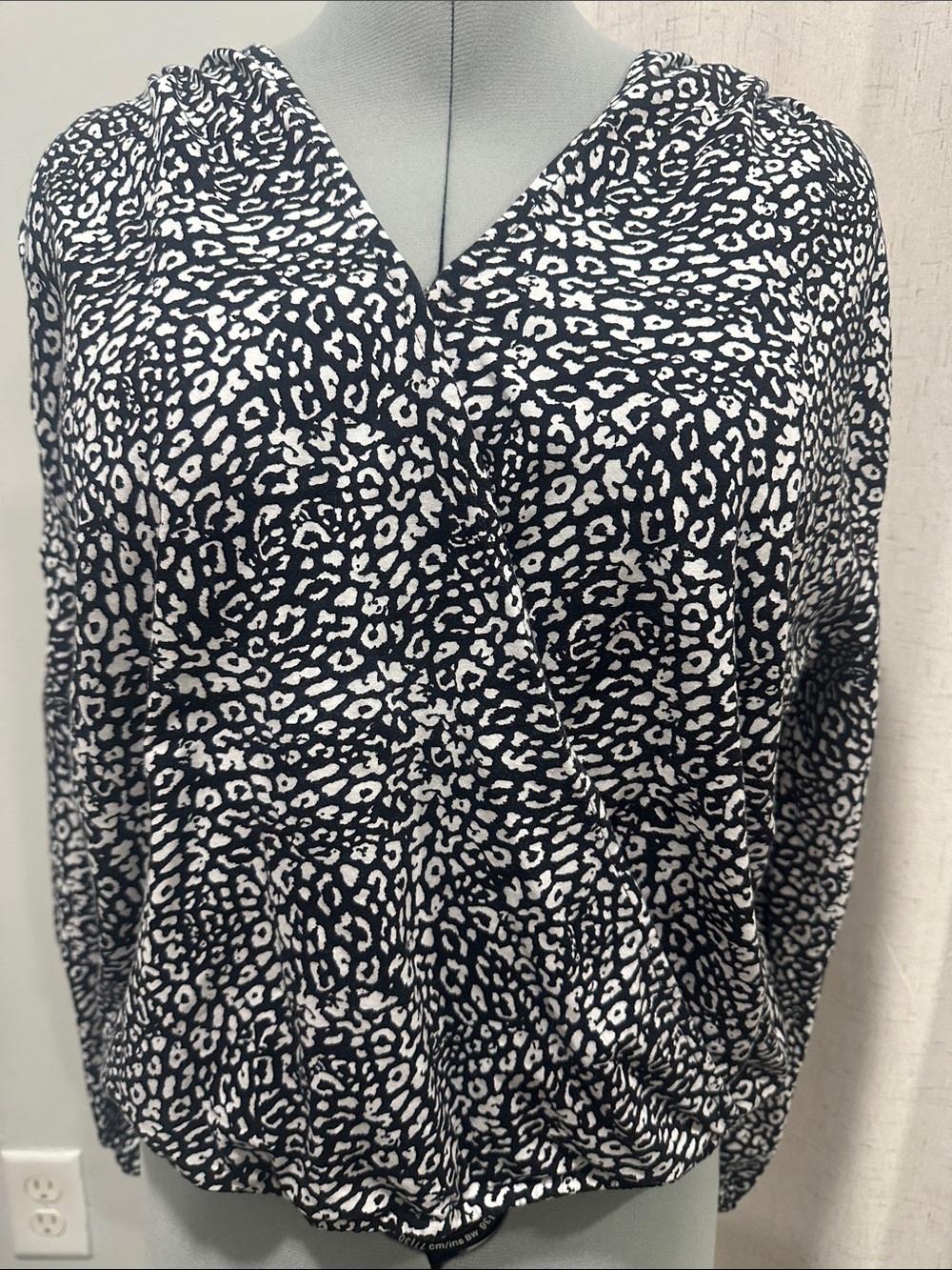 INC International Concepts Black and White Leopard Print V-Neck XL Cotton blend